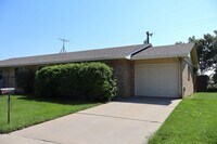 Building Photo - 1802 Hilltop Ct