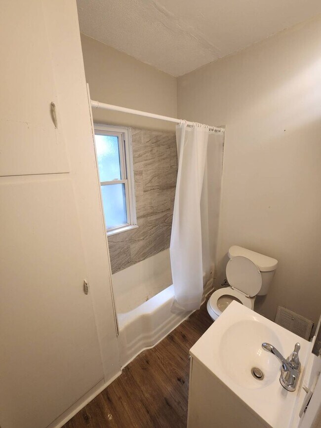 Building Photo - 2762 E 120th St