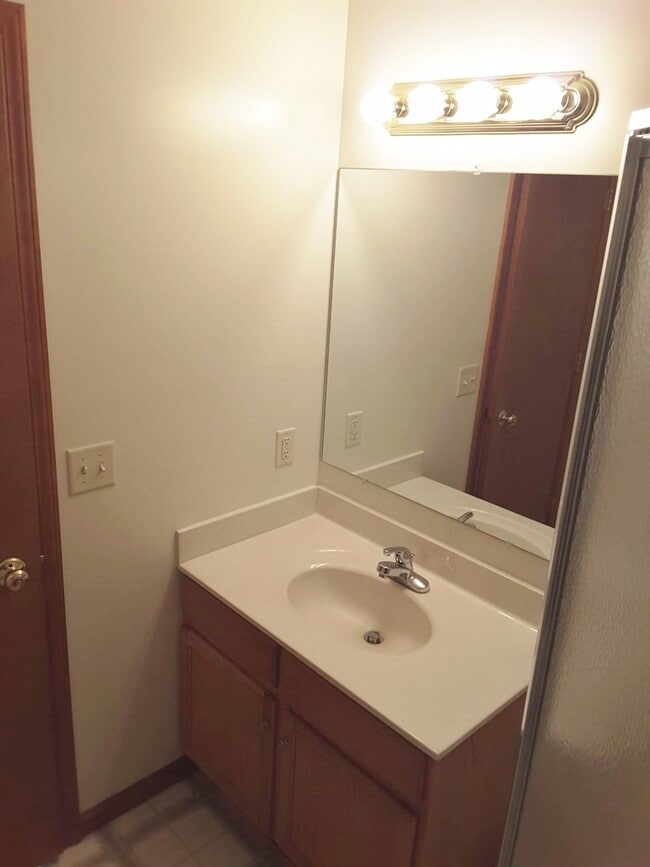 Building Photo - 3 Bedroom 2 Bathroom Single Family Home in...