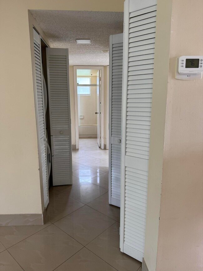 Building Photo - 9921 Three Lakes Cir