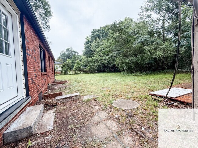 Building Photo - Your Dream Home Awaits! Fully Updated 3 Be...
