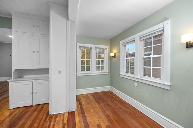 Building Photo - 647 Fairview Ave NE