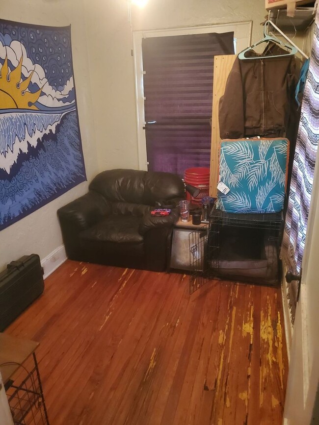 Building Photo - Historic One Bedroom Apartment Steps From Campus (w/ Den)