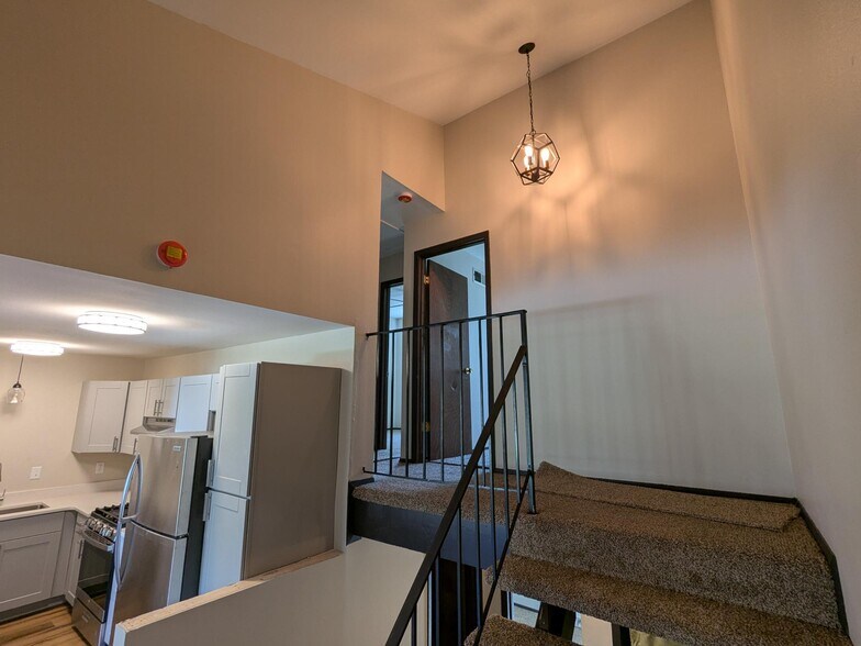 Building Photo - 645 Easton Pky