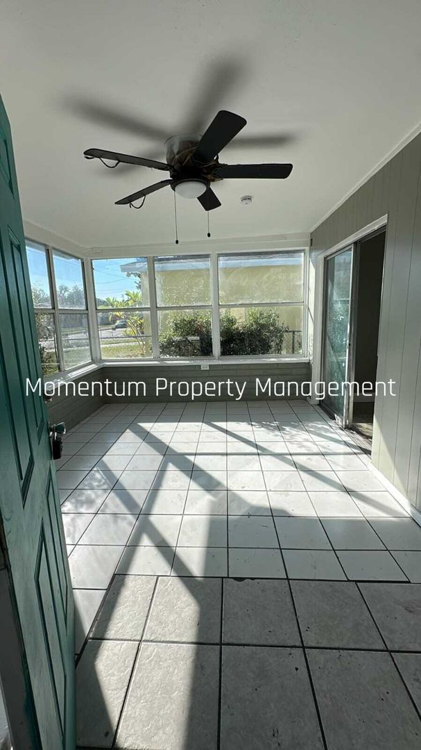 Building Photo - Beautiful & Cozy 4 bedrooms 2 bathrooms property in Sarasota! Apply for FREE This Holiday Season!