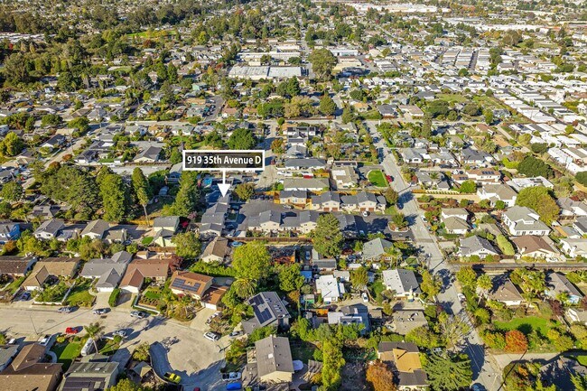 Building Photo - Bright & Beautiful 2BR Apartment Near Plea...