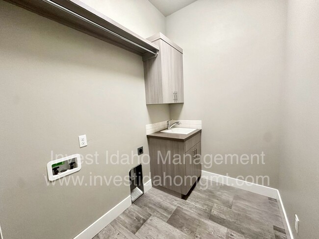 Building Photo - Rarely available in the most preferred River District! Available June 2026