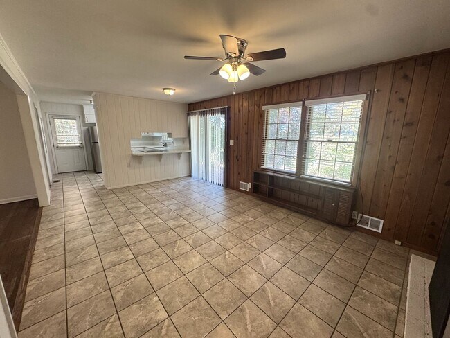 Building Photo - 5br home off S. Milledge For Rent