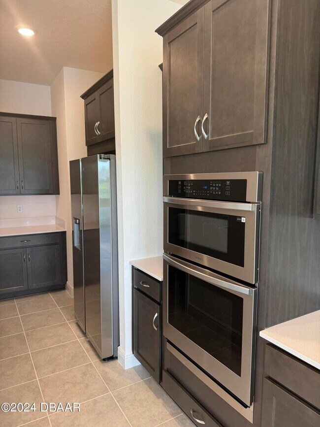 Building Photo - 2005 Divot Dr