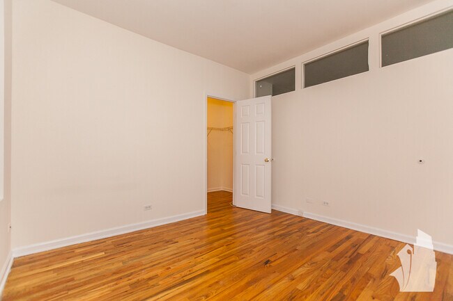 Building Photo - 917 W Dakin St