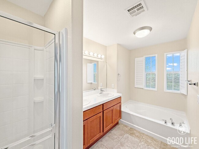 Building Photo - Beautiful 4B/4BA Home w/ Canyon Views & Great Layout!