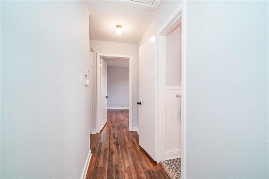 Hallway - 812 Glencrest Ln