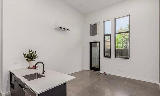 Building Photo - 1601 Park Ave