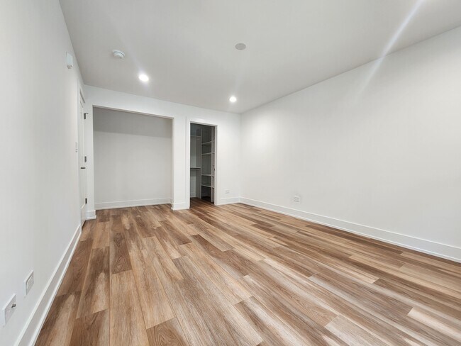 Building Photo - 915 Shorewood