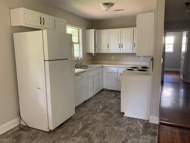 Building Photo - 2 Bedrooms, 1 Bathroom - Armuchee Housee