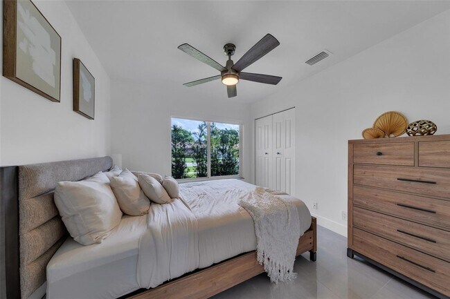 Building Photo - 9585 Carousel Cir S