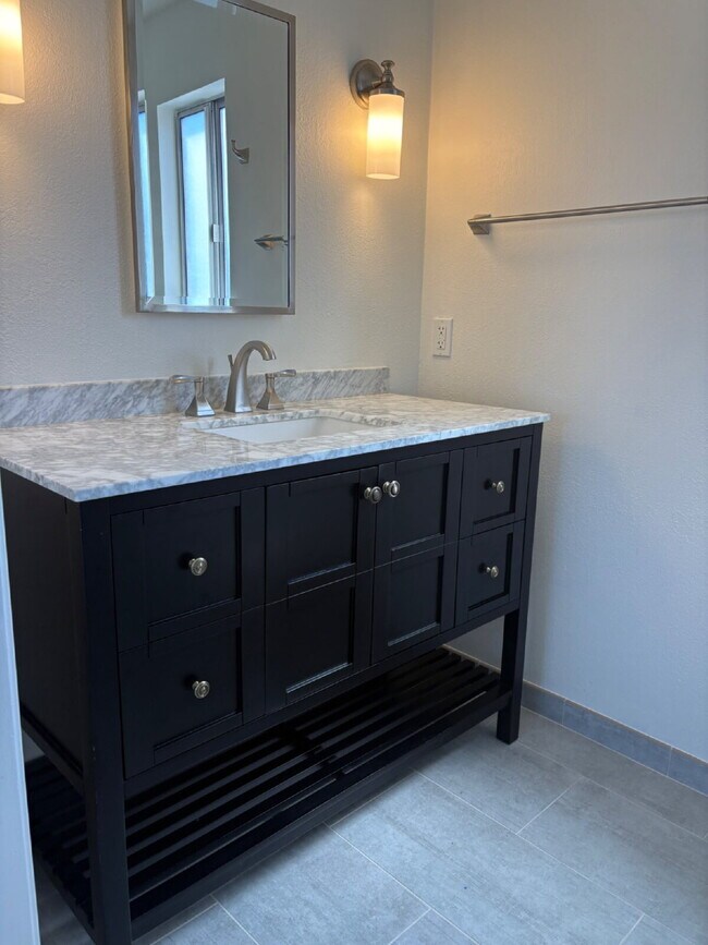 Building Photo - *Move-In Special* Charming 3 bed, 2 bath with office on San Carlos Border