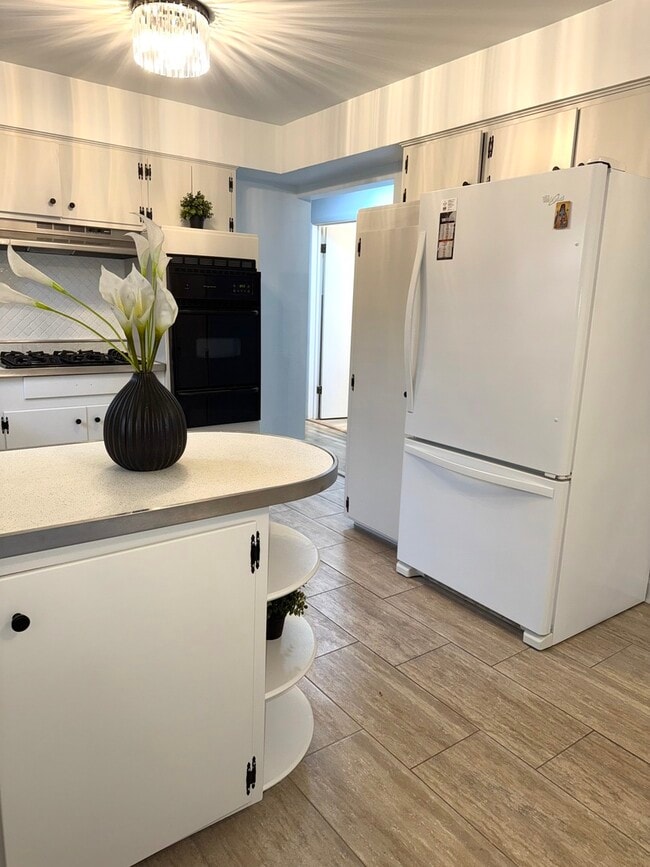 Building Photo - 2308 Oakton St