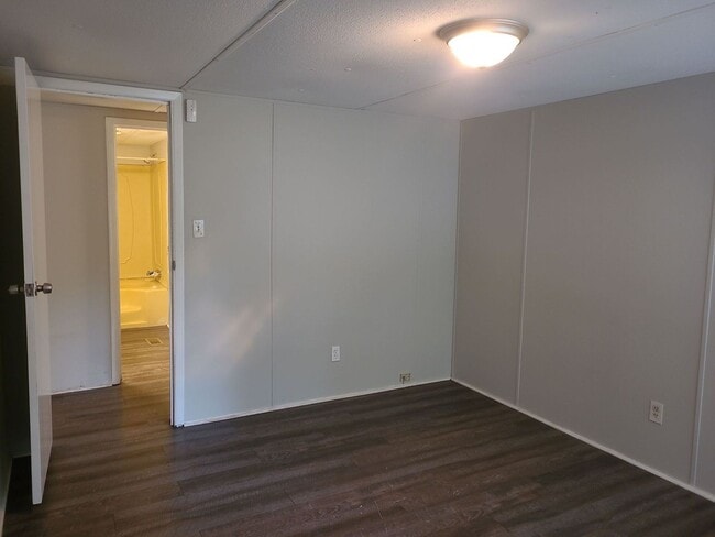 Building Photo - 3 Bedroom 2 Bathroom with a partially fenc...