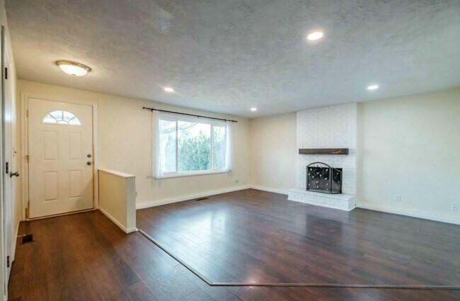 Building Photo - 1420 Cunningham Ln S