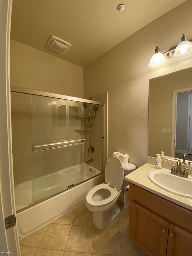 Building Photo - 2 br, 2.5 bath Townhome - 1714 Hillebrant ...