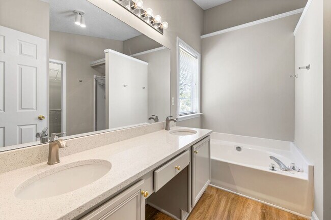 Building Photo - Very quiet and private location in heart of RTP