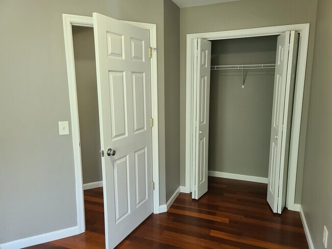 Building Photo - 3 Bedroom 2 1/2 bath end unit Townhome for Rent in Waynesboro