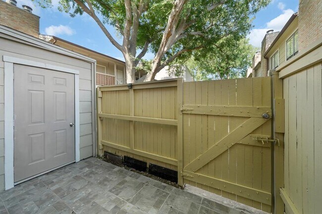 Building Photo - 2110 Wilcrest Dr