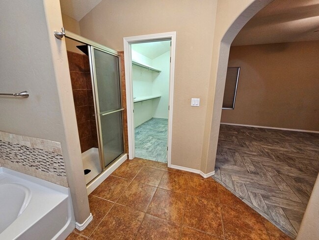 Building Photo - Beautiful Golf Course Area Home with 4 Bed...