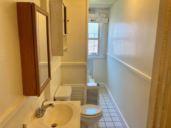 Building Photo - 118 Seabury St