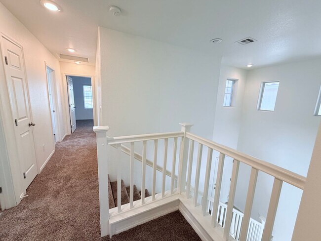 Building Photo - 3 bedroom Conveniently located