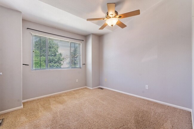 Building Photo - 2 bed / 3.5 bath / Aurora Townhome