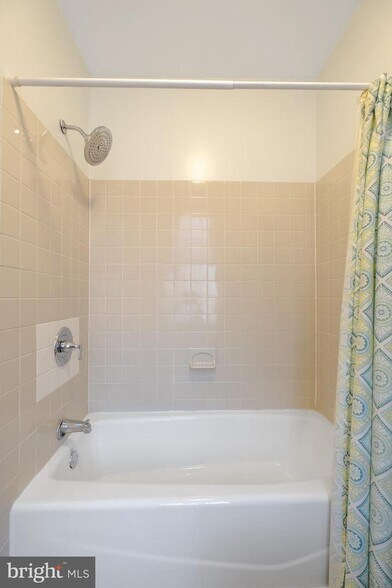 Building Photo - 908 S Front St