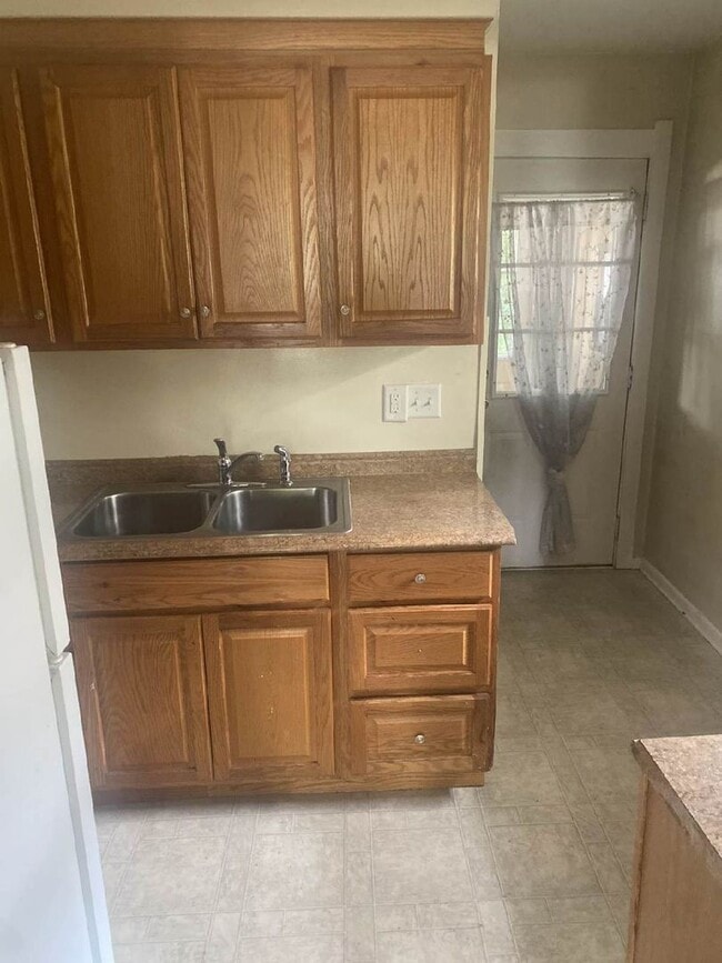 Building Photo - 2 BED 1 BATH