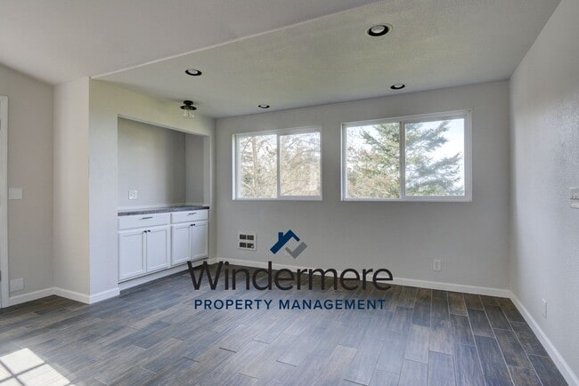 Building Photo - Charming 3 Bedroom 2 Bathroom Home in Sierra with Water View