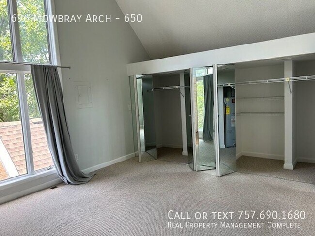 Building Photo - 1 bedroom, 1 bath, 960 SF apartment locate...