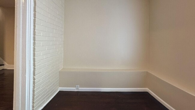 Building Photo - Spacious 3-Bedroom Philly Living: Hardwood Floors & Natural Light