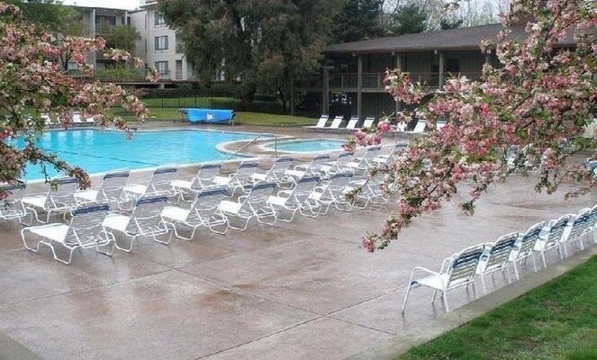 Building Photo - 6 Commodore Dr