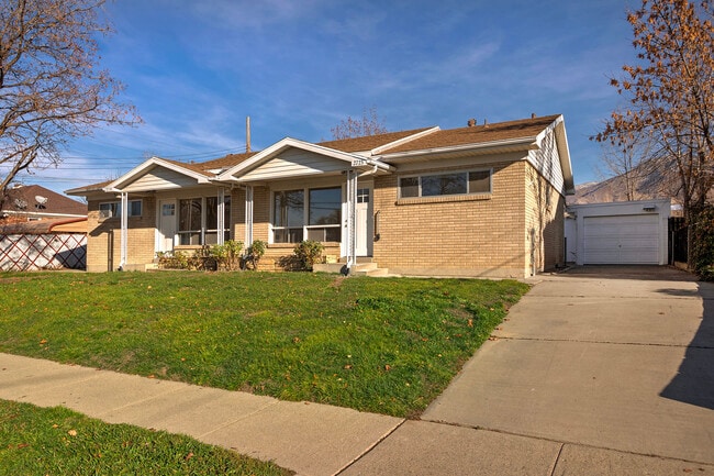 Building Photo - 2723 S Melbourne St