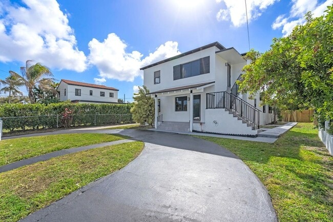 Building Photo - 130 SW 31st Ct