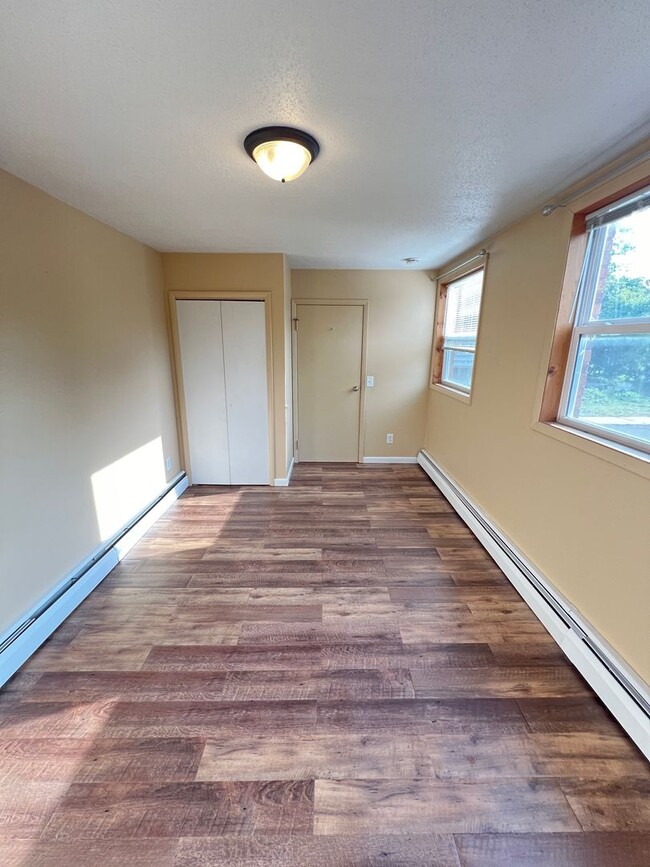 Building Photo - Renovated 2 Bedroom Apartment - AVAILABLE ...