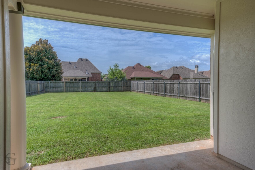 Building Photo - 525 Chinquipin Dr
