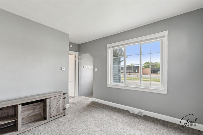 Building Photo - Two Bedroom Home in St Clair Shores - $1,400