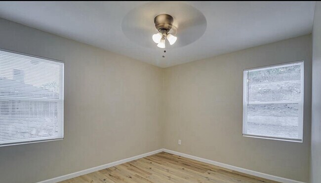 Building Photo - 2856 Hawthorne Ave