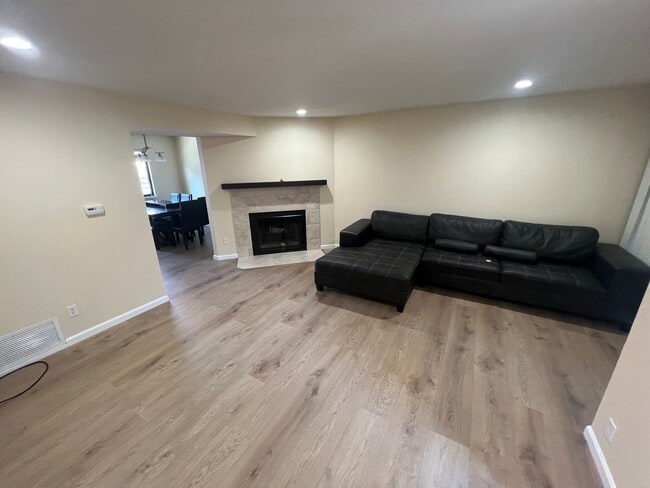 Building Photo - Beautiful 3 bed 2.5 bath Townhouse in Camp...