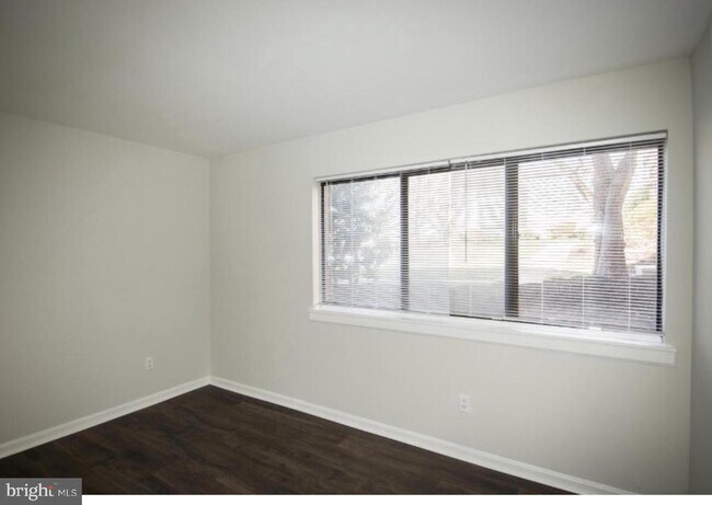 Building Photo - 2030 Royal Fern Ct