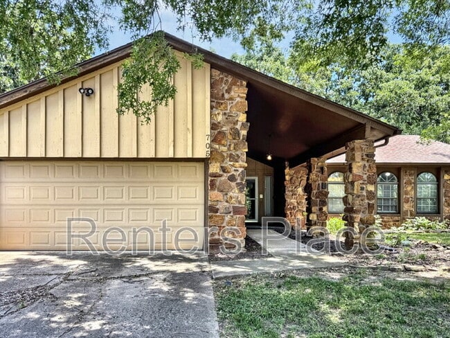 Primary Photo - 705 Greenview Cir