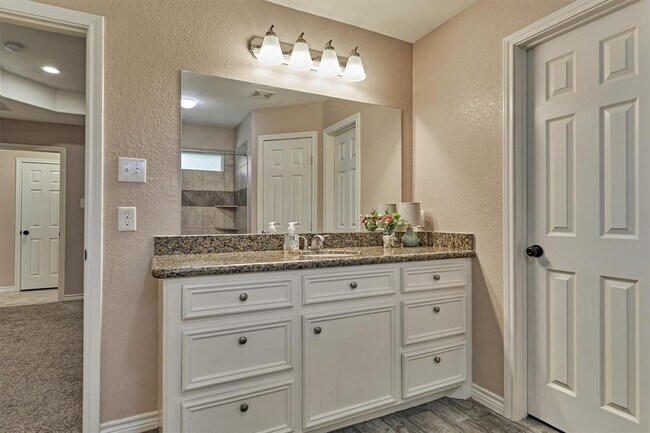 Building Photo - 10657 Royal Cavins Dr