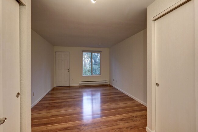 Building Photo - Large 2 Story Condo Available in Perfect Redmond Location!