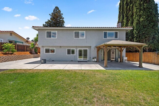 Building Photo - 3661 Slopeview Dr